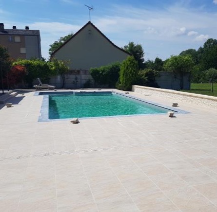 Tour de piscine en carrelage à Bourges (18)