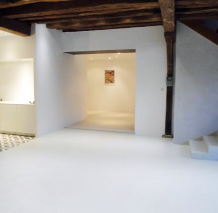 Intérieur avec sols et murs en béton ciré dans le Cher (18).